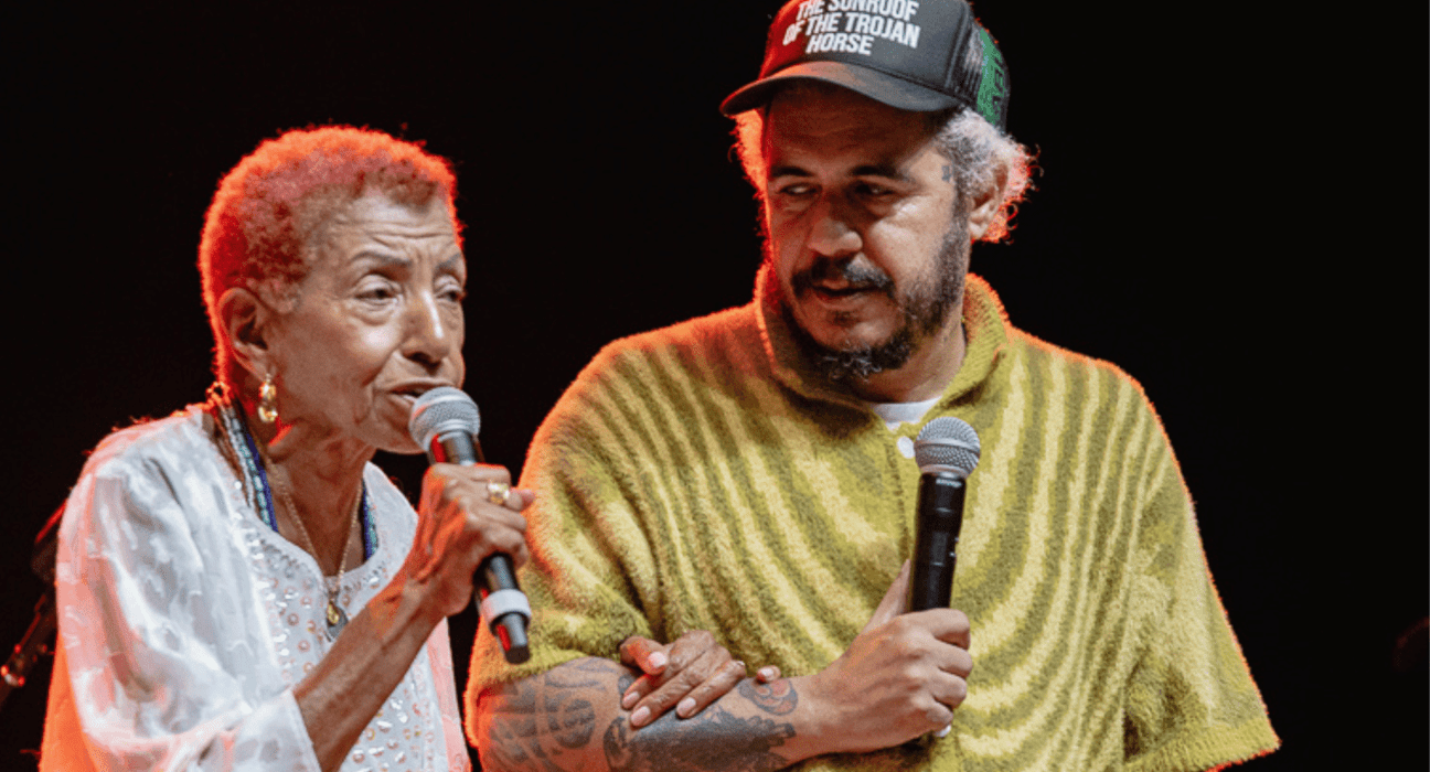 Leci Brandão (esq.) e Marcelo D2 em show no palco Orí, no festival Feira Preta, realizado no parque Ibirapuera, em São Paulo | Evensen - 4.mai.2024/Divulgação