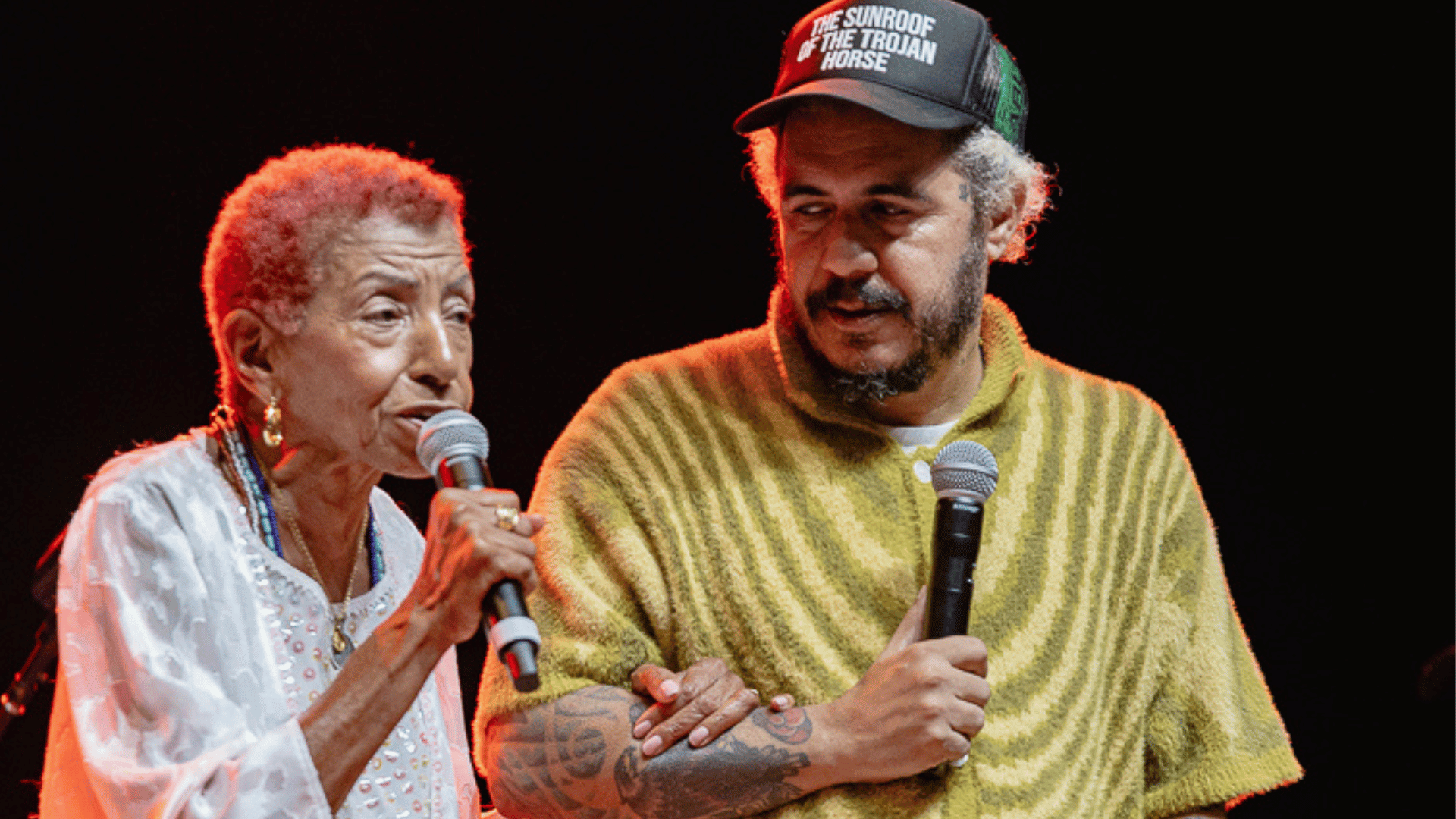 Leci Brandão (esq.) e Marcelo D2 em show no palco Orí, no festival Feira Preta, realizado no parque Ibirapuera, em São Paulo | Evensen - 4.mai.2024/Divulgação