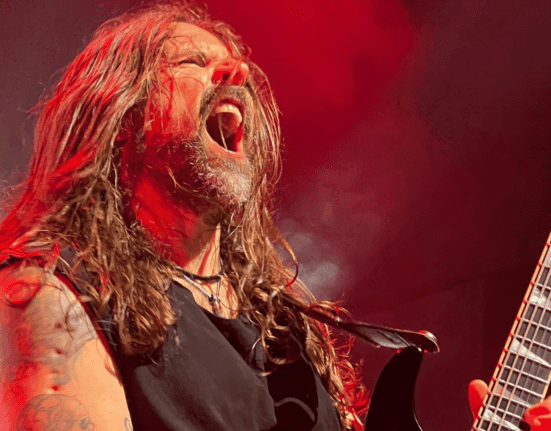 Guitarrista Andreas Kisser em show do Sepultura da turnê 'Celebrating Live Through Death', na Arena Opus, em Florianópolis | Bruno Zuppone - 23.mar.2024/Divulgação