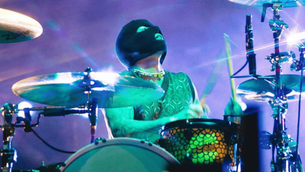 Josh Dun, baterista do Twenty One Pilots, em show no Lollapalooza Argentina, no Hipodrómo de San Isidro, em Buenos Aires | 18.mar.2023/Divulgação