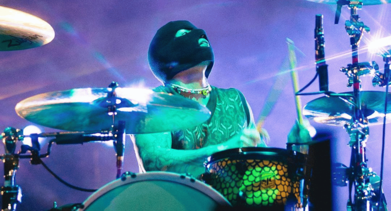 Josh Dun, baterista do Twenty One Pilots, em show no Lollapalooza Argentina, no Hipodrómo de San Isidro, em Buenos Aires | 18.mar.2023/Divulgação