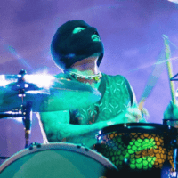 Josh Dun, baterista do Twenty One Pilots, em show no Lollapalooza Argentina, no Hipodrómo de San Isidro, em Buenos Aires | 18.mar.2023/Divulgação