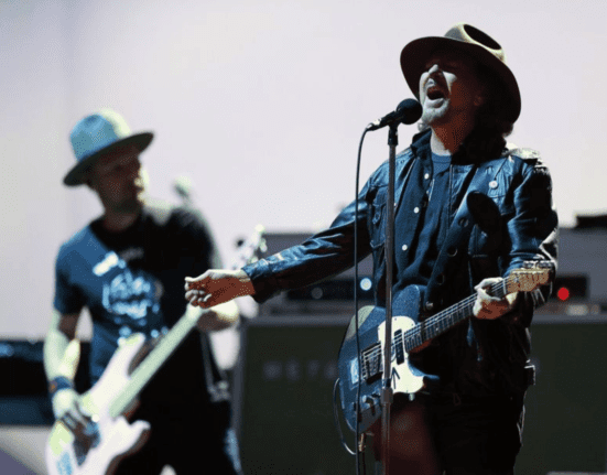 Vocalista Eddie Vedder em show do Pearl Jam, o primeiro da turnê 'Dark Matter', na Rogers Arena, em Vancouver, no Canadá | 4.mai.2024/Divulgação