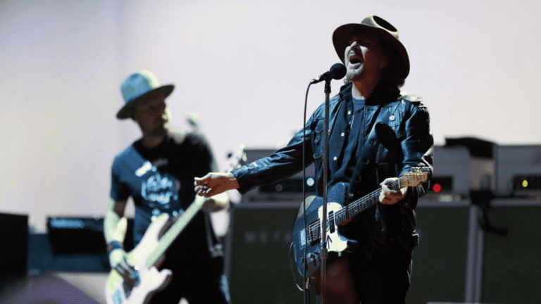 Vocalista Eddie Vedder em show do Pearl Jam, o primeiro da turnê 'Dark Matter', na Rogers Arena, em Vancouver, no Canadá | 4.mai.2024/Divulgação