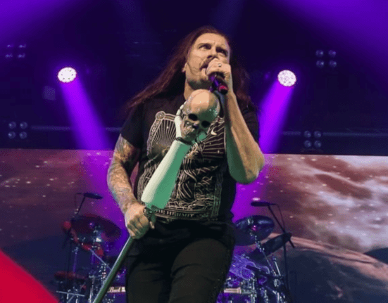 Vocalista canadense James LaBrie em show da banda americana Dream Theater, no Hangar 11, em Tel Aviv, Israel | 14.jan.2023/Divulgação