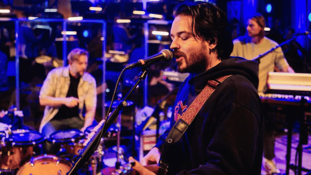 clemens rehbein, vocalista e guitarrista do Milky Chance, em gravação da ra'dio FM 4, em Viena, na Áustria | Divulgação