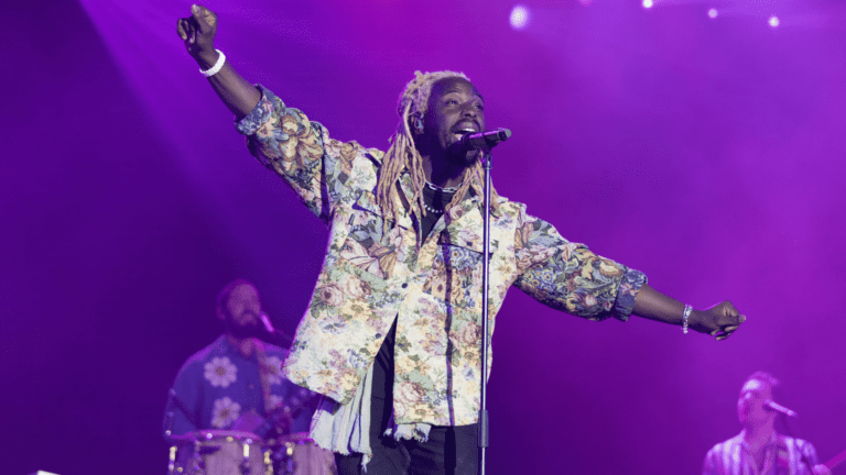 Vocalista do Black Pumas, Eric Burton, em show na segunda edição do C6 Fest, no parque Ibirapuera, em São Paulo | 18.mai.2024/Divulgação