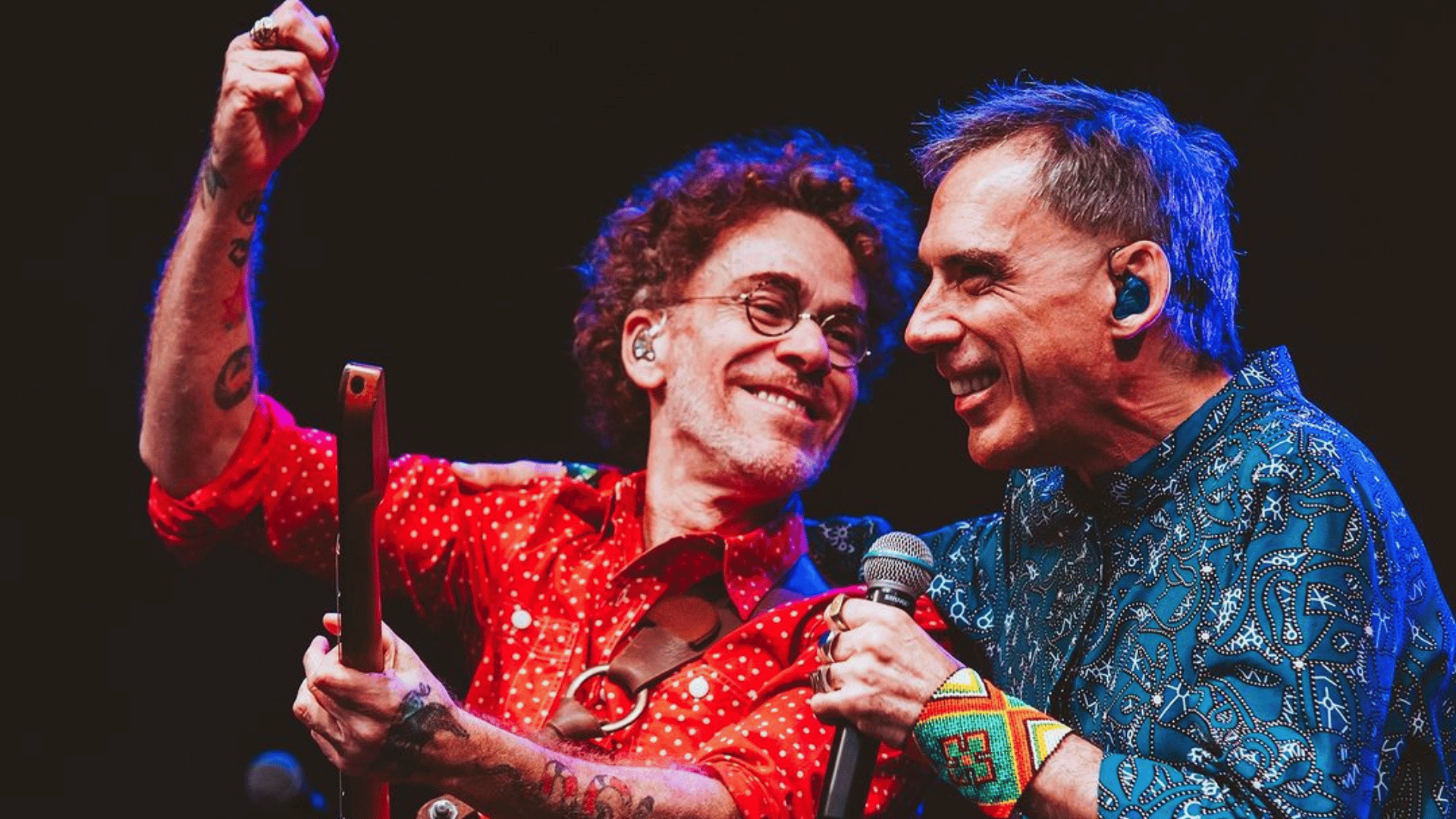 Nando Reis (esq.) recebe Arnaldo Antunes, ex-colega de Titãs, em show no Nômade Festival, no parque Villa-Lobos, em São Paulo | Rafael Strabelli - 25.mai.2024/Divulgação