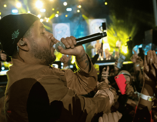 Emicida em show da turnê 'AmarElo - A Gira Final' no parque Ibirapuera, em São Paulo | Ênio Cesar - 25.mai.2024/Divulgação