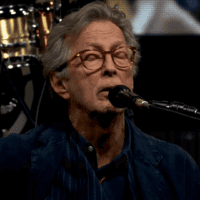 Eric Clapton durante show em Londres na gravação do disco 'To Save A Child', em dezembro de 2023 | Reprodução