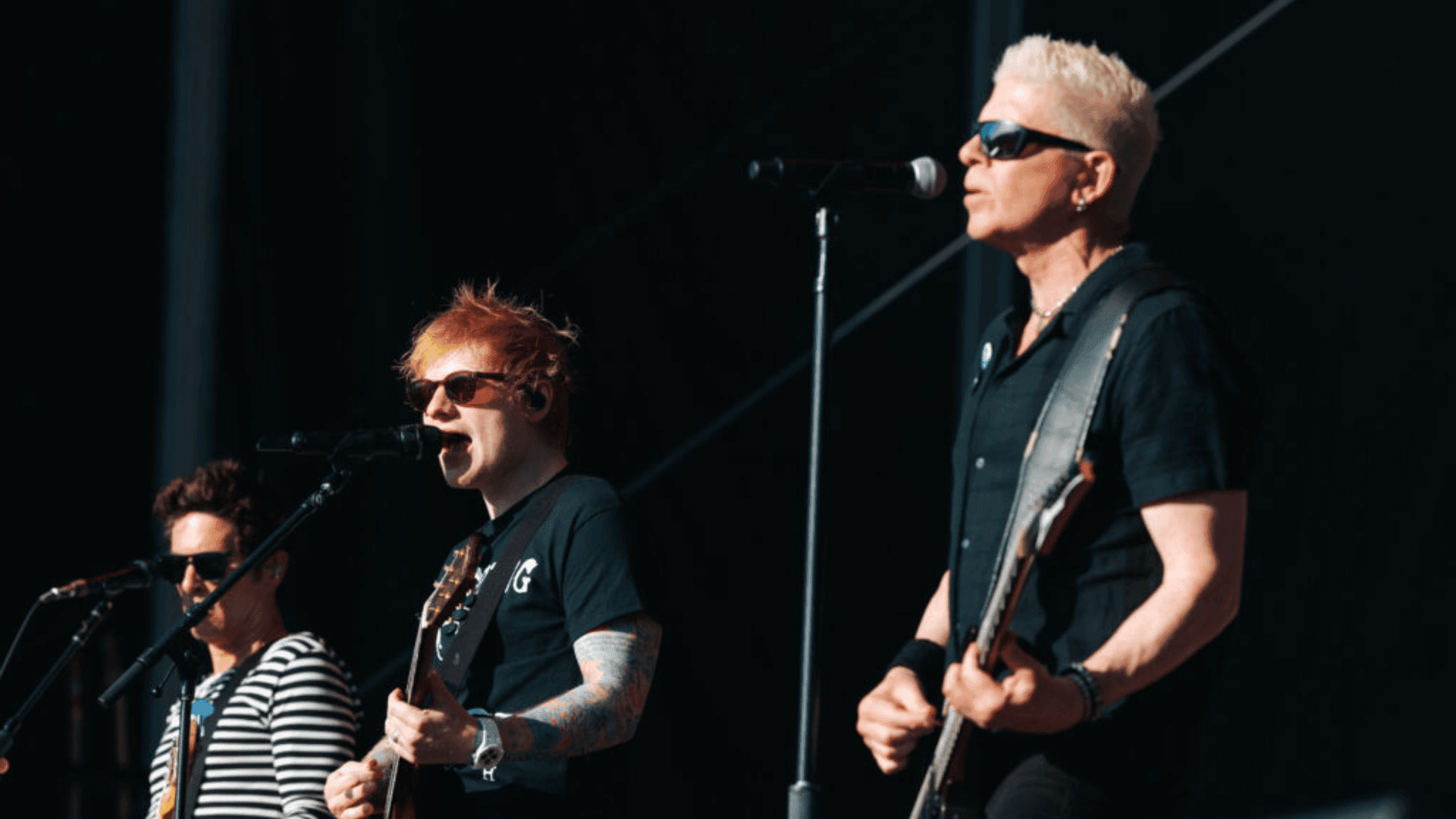 Baixista do Offspring, Todd Morse (esq.), e cantor britânico Ed Sheeran, e vocalista Dexter Holland, também do Offspring, em show da banda americana no festival BottleRock Napa Valley, no norte da Califórnia | 26.mai.2024/Divulgação