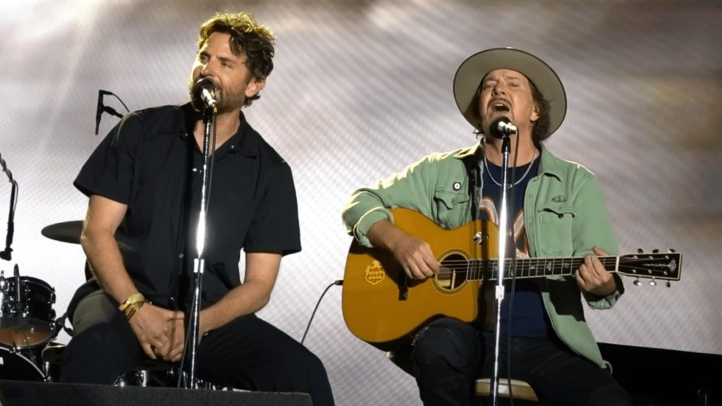 Ator Bradley Cooper (esq.) canta ao lado de Eddie Vedder em show do Pearl Jam no festival Bottlerock Napa Valley, no norte da Califórnia | 25.mai.2024/Reprodução