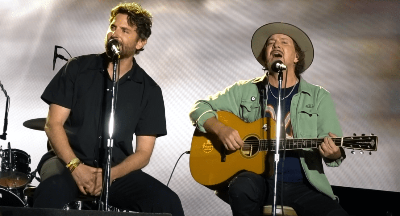 Ator Bradley Cooper (esq.) canta ao lado de Eddie Vedder em show do Pearl Jam no festival Bottlerock Napa Valley, no norte da Califórnia | 25.mai.2024/Reprodução