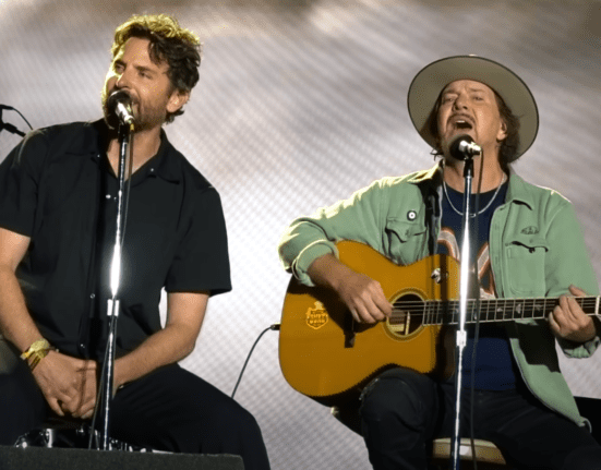 Ator Bradley Cooper (esq.) canta ao lado de Eddie Vedder em show do Pearl Jam no festival Bottlerock Napa Valley, no norte da Califórnia | 25.mai.2024/Reprodução