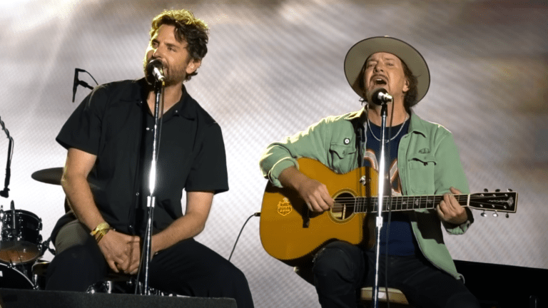 Ator Bradley Cooper (esq.) canta ao lado de Eddie Vedder em show do Pearl Jam no festival Bottlerock Napa Valley, no norte da Califórnia | 25.mai.2024/Reprodução