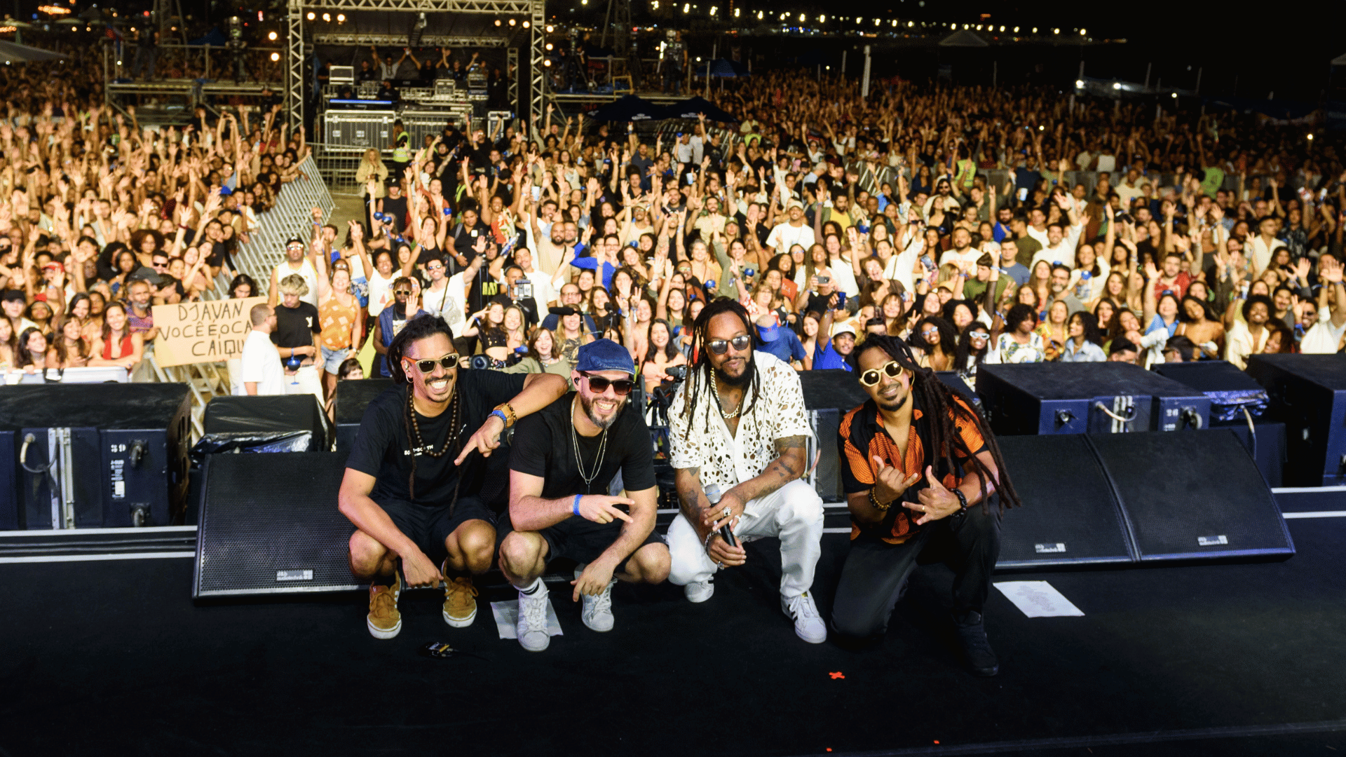 Rael (de roupa branca) e sua banda em show da terceira edição do TIM Music Rio, na praia de Copacabana, no Rio | Rogério Kruger - 2.jun.2024/Divulgação