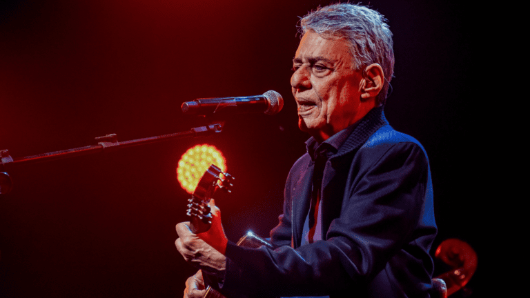 Chico Buarque em show da turnê "Que Tal um Samba" no Tokio Marine Hall, na zona sul de São Paulo | Teca Lamboglia - 3.mar.2023/Divulgação