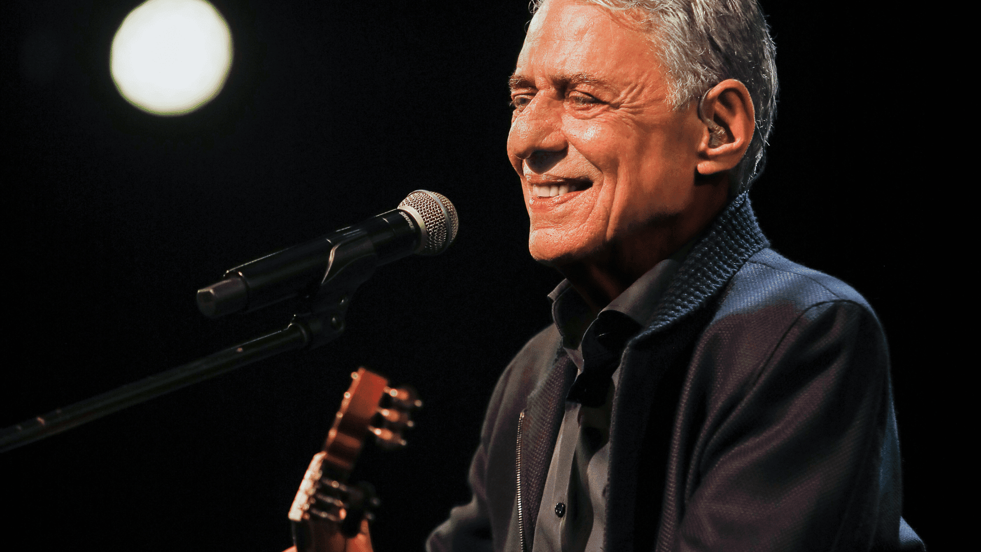 Chico Buarque em show da turnê "Que Tal um Samba" no Tokio Marine Hall, na zona sul de São Paulo | Leo Aversa - 3.mar.2023/Divulgação