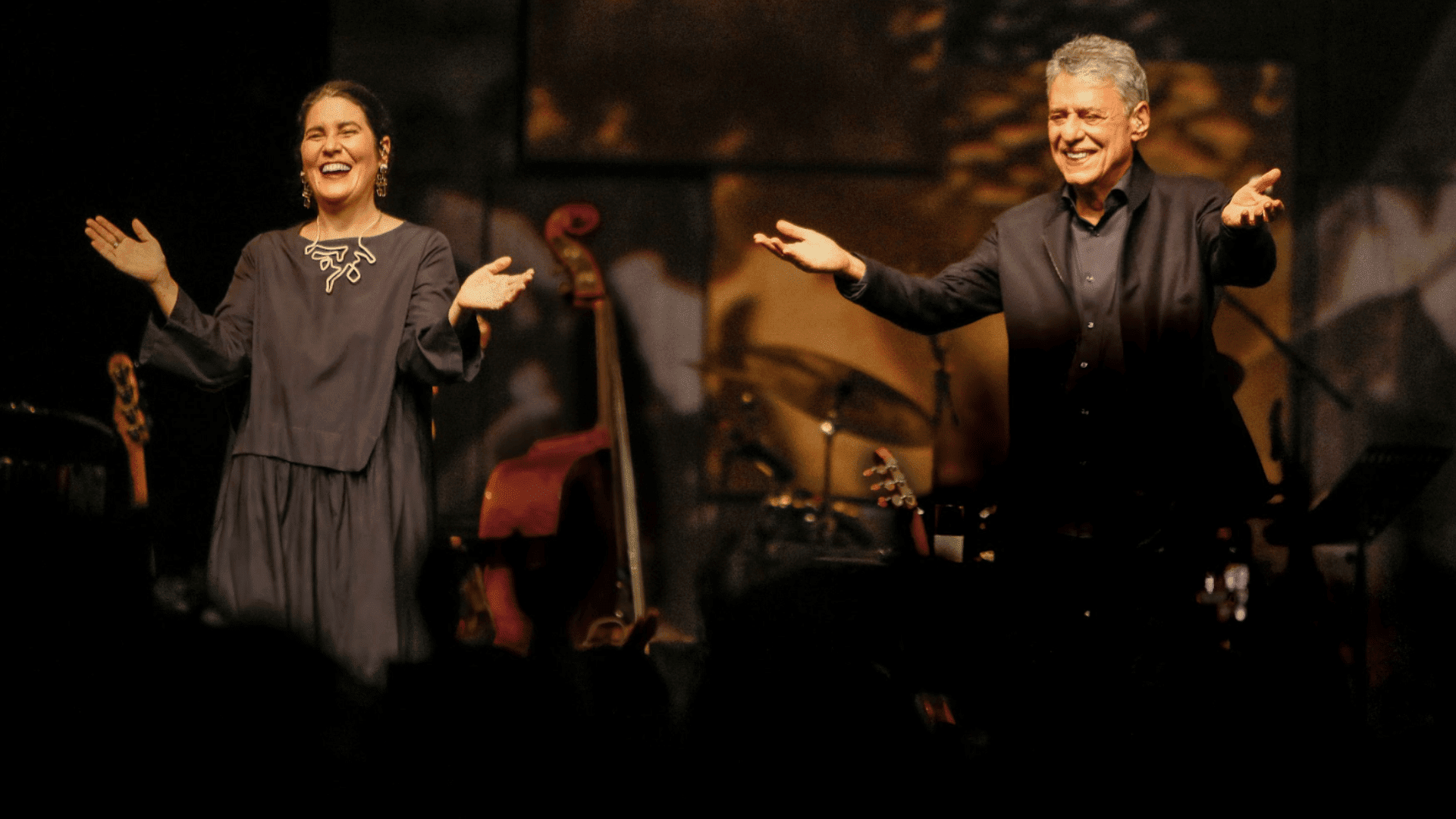 Mônica Salmaso (esq.) e Chico Buarque em show da turnê "Que Tal um Samba" no Tokio Marine Hall, na zona sul de São Paulo | Leo Aversa - 3.mar.2023/Divulgação