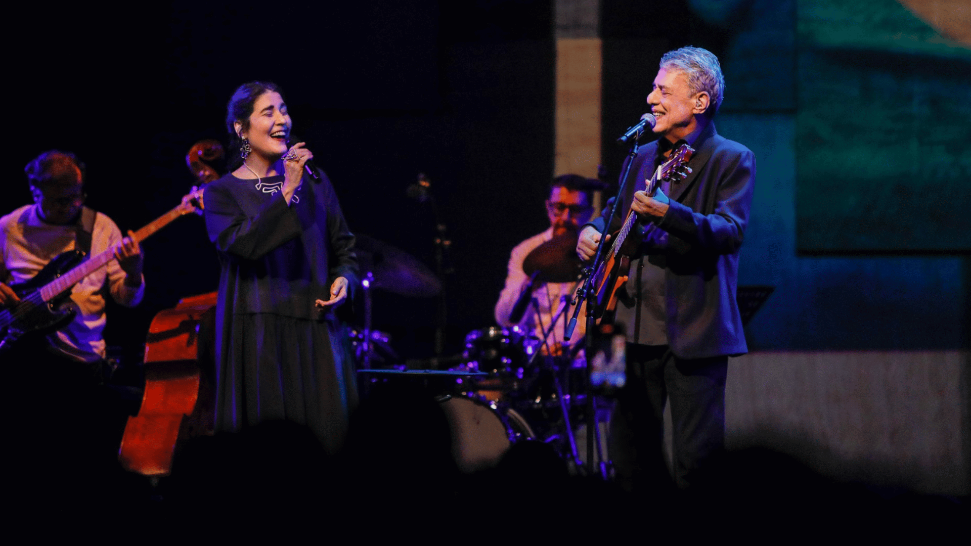 Mônica Salmaso (esq.) e Chico Buarque em show da turnê "Que Tal um Samba" no Tokio Marine Hall, na zona sul de São Paulo | Leo Aversa - 3.mar.2023/Divulgação