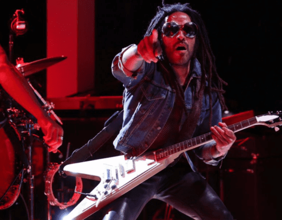 Lenny Kravitz em show durante jantar da rádio iHeartMedia e da MediaLink no hotel du Cap-Eden-Roc, em Antibes, ao lado de Cannes, na França, no festival Cannes Lions | Adam Berry - 18.jun.2024/Divulgação