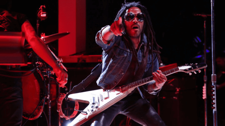 Lenny Kravitz em show durante jantar da rádio iHeartMedia e da MediaLink no hotel du Cap-Eden-Roc, em Antibes, ao lado de Cannes, na França, no festival Cannes Lions | Adam Berry - 18.jun.2024/Divulgação