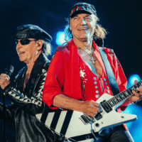 Vocalista Klaus Meine (esq.) e guitarrista Matthias Jabs em show do Scorpions na décima edição do Rock in Rio Lisboa, realizado no parque Tejo, na capital de Portugal | Rita Seixas - 15.jun.2024/Divulgação