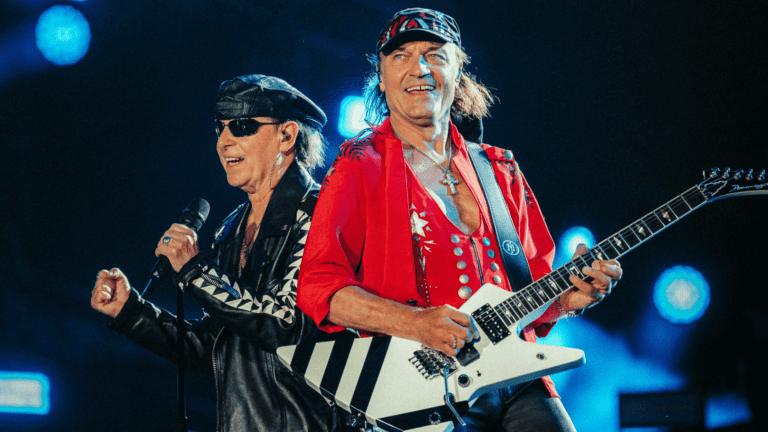 Vocalista Klaus Meine (esq.) e guitarrista Matthias Jabs em show do Scorpions na décima edição do Rock in Rio Lisboa, realizado no parque Tejo, na capital de Portugal | Rita Seixas - 15.jun.2024/Divulgação