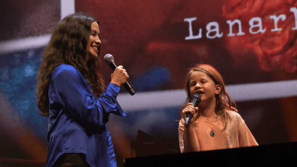 Alanis Morissette (esq.) e filha Onyx em show na Bridgestone Arena, em Nashville, no estado americano do Tennessee | 23.jun.2024/Reprodução