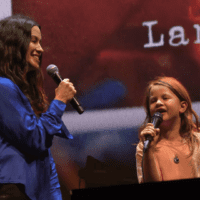 Alanis Morissette (esq.) e filha Onyx em show na Bridgestone Arena, em Nashville, no estado americano do Tennessee | 23.jun.2024/Reprodução