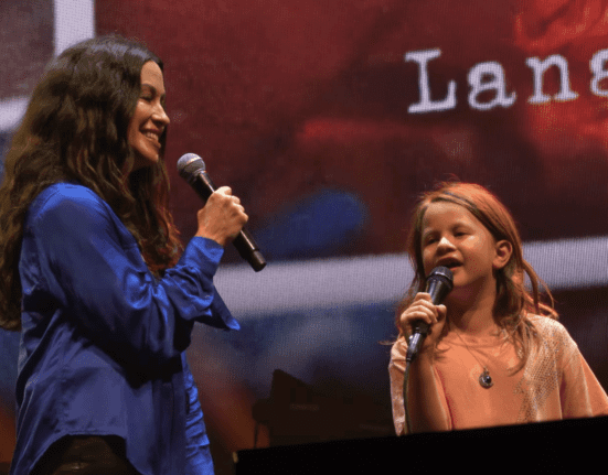 Alanis Morissette (esq.) e filha Onyx em show na Bridgestone Arena, em Nashville, no estado americano do Tennessee | 23.jun.2024/Reprodução