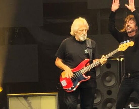 Baixista Geezer Butler (esq.), do Black Sabbath, e Dave Grohl, vocalista do Foo Fighters, em show da banda americana na Villa Park Arena, em Birmingham, na Inglaterra | 27.jun.2024/Reprodução