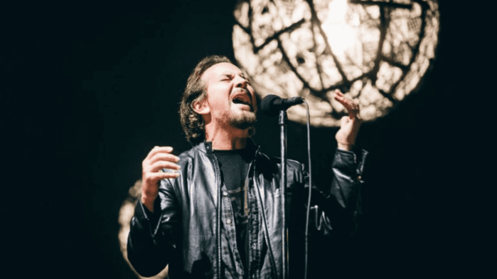 Eddie Vedder, vocalista do Pearl Jam, durante show no NOS Alive, em Portugal | 14.jul.2018/Divulgação