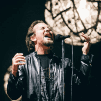 Eddie Vedder, vocalista do Pearl Jam, durante show no NOS Alive, em Portugal | 14.jul.2018/Divulgação