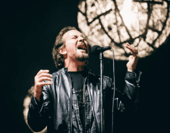 Eddie Vedder, vocalista do Pearl Jam, durante show no NOS Alive, em Portugal | 14.jul.2018/Divulgação