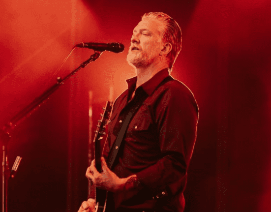 Josh Homme, vocalista do Queens of the Stone Age, em show da banda no festival Bottlerock Napa Valley, no norte da Califórnia | 26.mai.2024/Divulgação