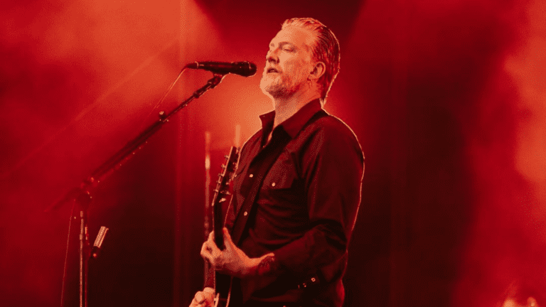 Josh Homme, vocalista do Queens of the Stone Age, em show da banda no festival Bottlerock Napa Valley, no norte da Califórnia | 26.mai.2024/Divulgação