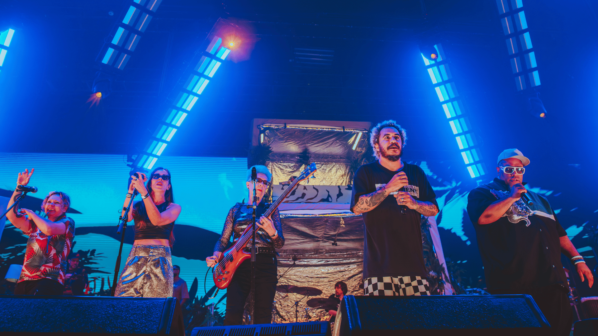 Trio As Mercenárias, Pitchu Ferraz (esq.), Silvia Tape (centro) e Sandra Coutinho, ao lado de Marcelo D2 e BNegão, em show do Planet Hemp, "Baseado em Fatos Reais: 30 Anos de Fumaça", gravado no Espaço Unimed, em São Paulo | Rafael Strabelli - 11.jul.2024/Divulgação