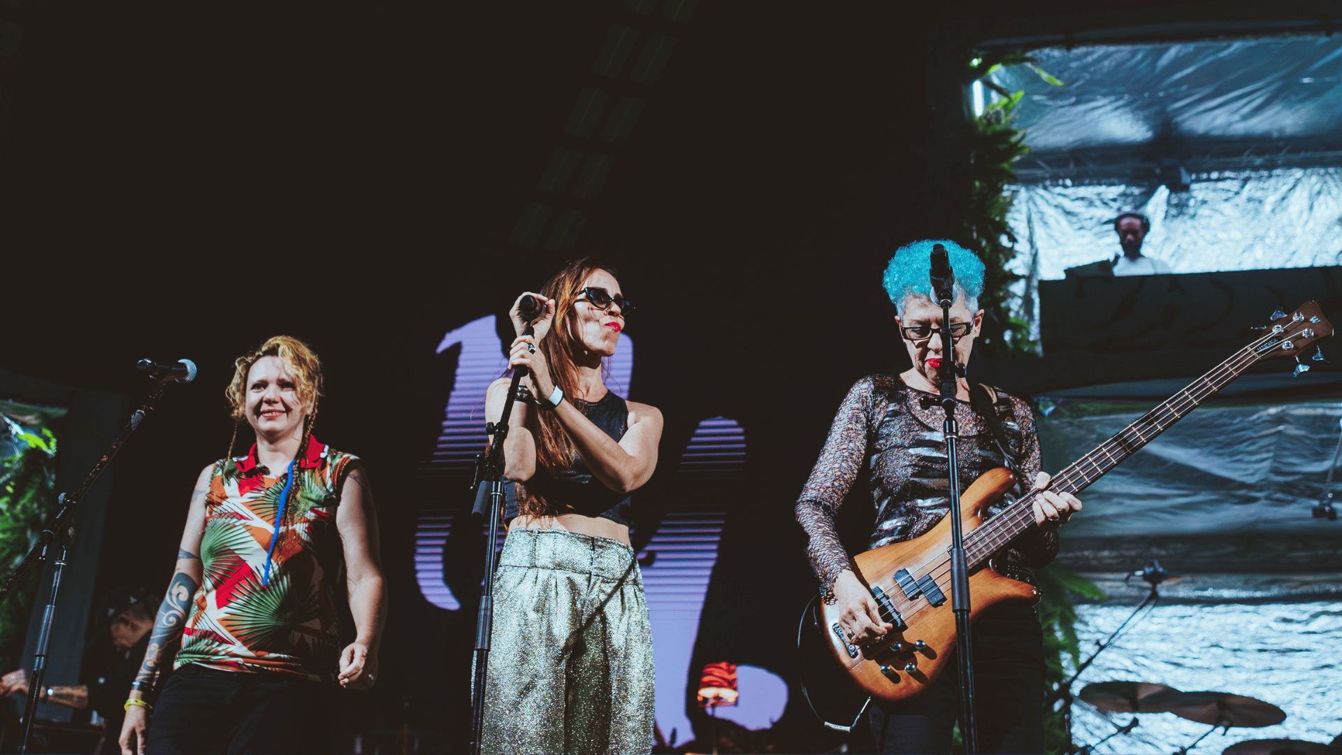 Trio As Mercenárias, Pitchu Ferraz (esq.), Silvia Tape (centro) e Sandra Coutinho, ao lado de Marcelo D2 e BNegão, em show do Planet Hemp, "Baseado em Fatos Reais: 30 Anos de Fumaça", gravado no Espaço Unimed, em São Paulo | Rafael Strabelli - 11.jul.2024/Divulgação