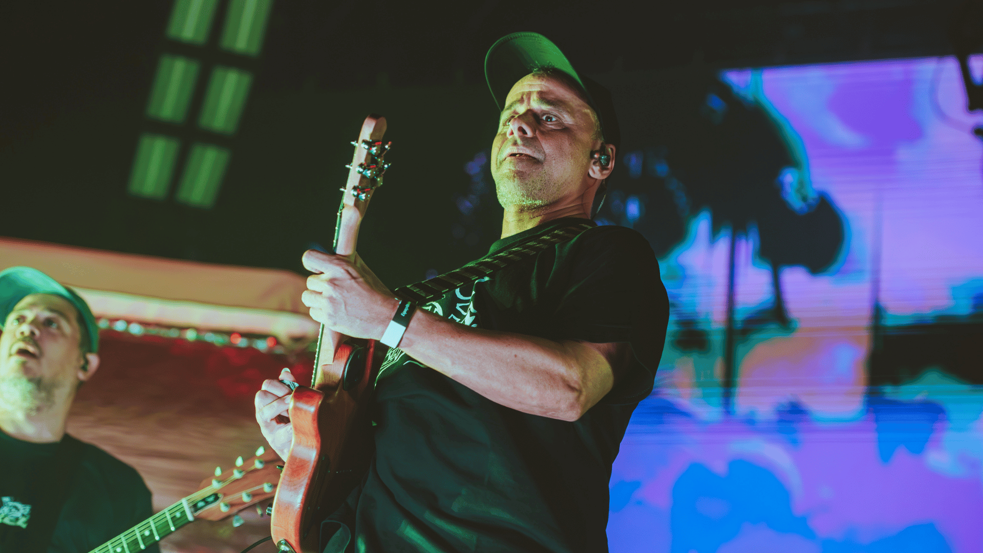 Roberto Barreto, guiatarrista do BaianaSystem, em show do Planet Hemp, "Baseado em Fatos Reais: 30 Anos de Fumaça", gravado no Espaço Unimed, em São Paulo | Rafael Strabelli - 11.jul.2024/Divulgação