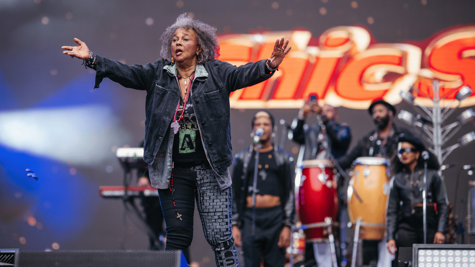 Sandra de Sá no palco do festival Chic Show - 50 Anos de Black Music, no Allianz Parque, em São Paulo | Stephan Solon - 13.jul.2024/Divulgação