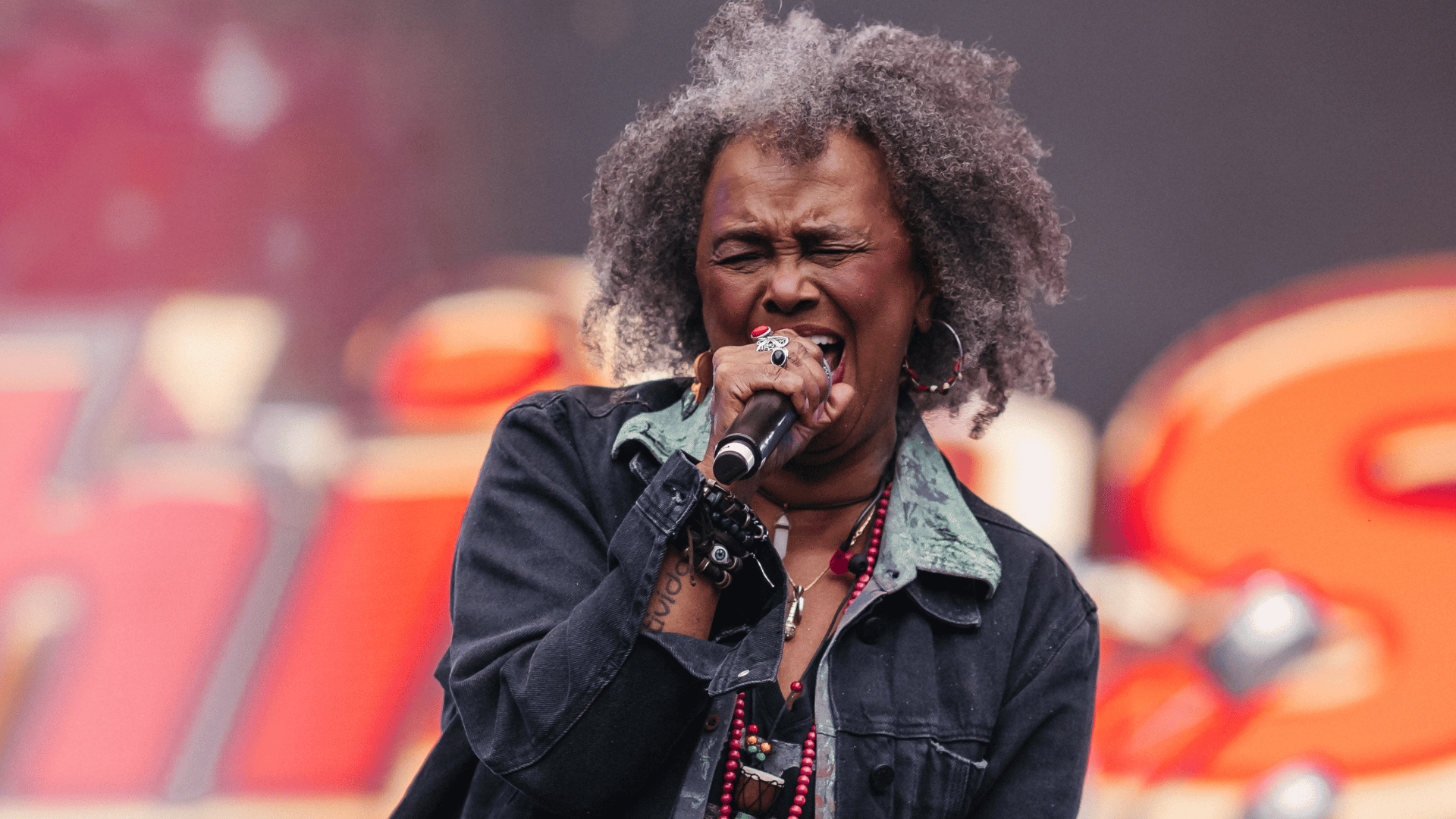 Sandra de Sá no palco do festival Chic Show - 50 Anos de Black Music, no Allianz Parque, em São Paulo | Stephan Solon - 13.jul.2024/Divulgação