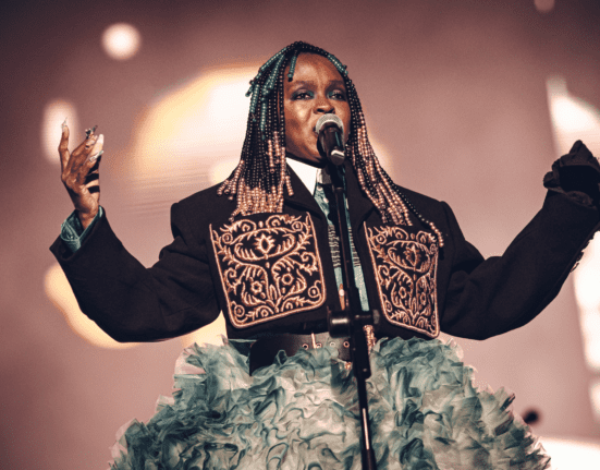 Lauryn Hill no palco do festival Chic Show - 50 Anos de Black Music, no Allianz Parque, em São Paulo | Stephan Solon - 13.jul.2024/Divulgação