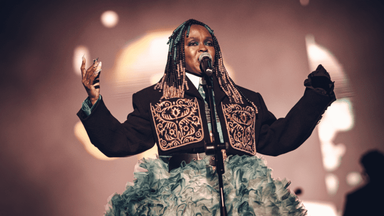 Lauryn Hill no palco do festival Chic Show - 50 Anos de Black Music, no Allianz Parque, em São Paulo | Stephan Solon - 13.jul.2024/Divulgação