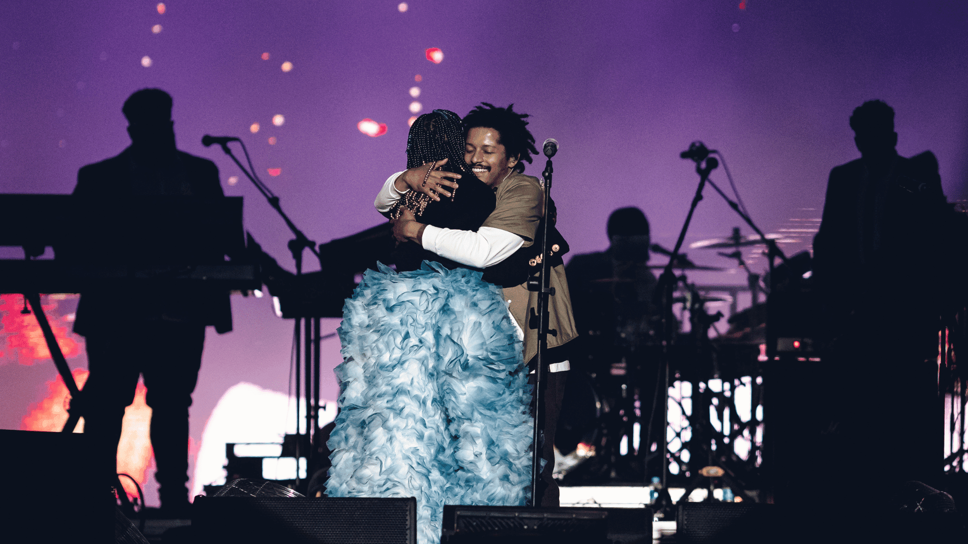 Lauryn Hill abraça seu filho Zion Marley no palco do festival Chic Show - 50 Anos de Black Music, no Allianz Parque, em São Paulo | Stephan Solon - 13.jul.2024/Divulgação