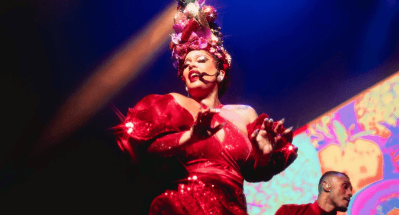 Gloria Groove faz homenagem a Carmen Miranda em show no palco Heineken do festival NOS Alive, em Oeiras, região de Lisboa, em Portugal | 12.jul.2024/Divulgação