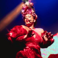 Gloria Groove faz homenagem a Carmen Miranda em show no palco Heineken do festival NOS Alive, em Oeiras, região de Lisboa, em Portugal | 12.jul.2024/Divulgação