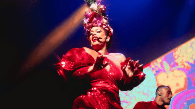 Gloria Groove faz homenagem a Carmen Miranda em show no palco Heineken do festival NOS Alive, em Oeiras, região de Lisboa, em Portugal | 12.jul.2024/Divulgação