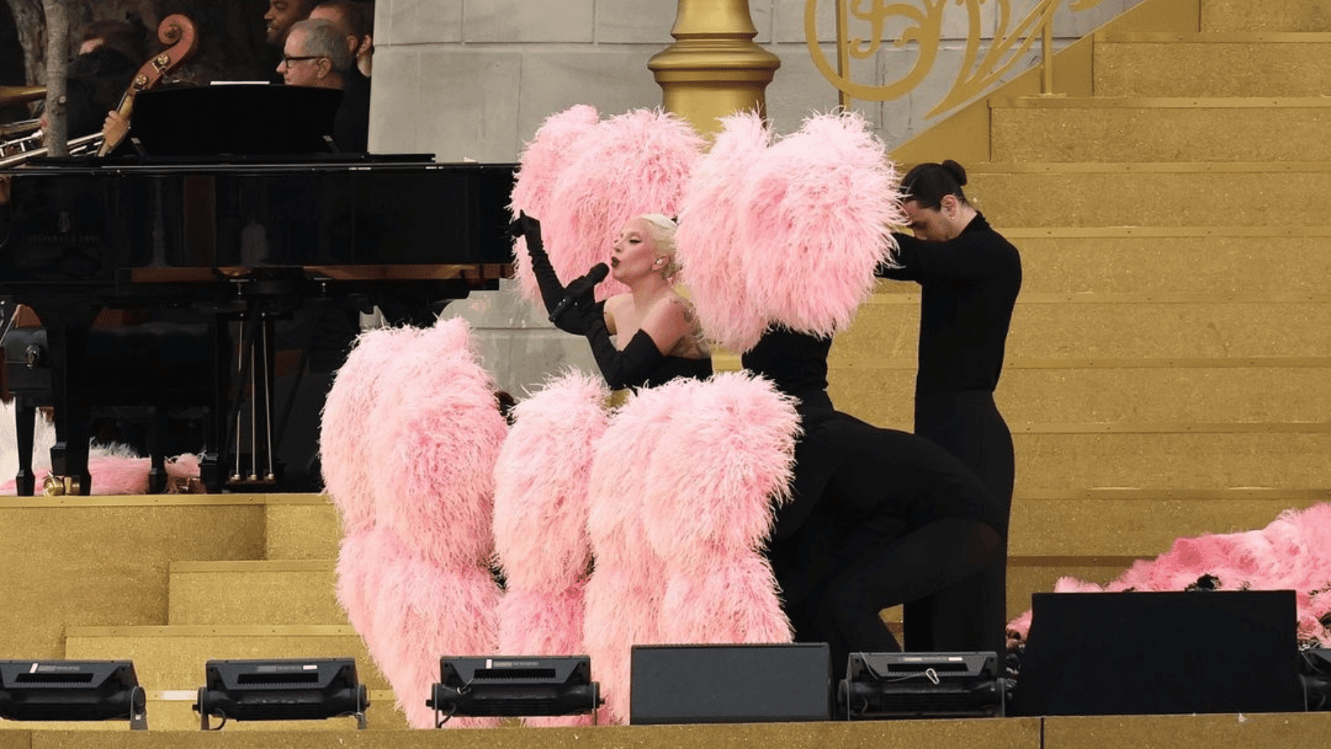 Lady Gaga em show com homenagem a bailarina francesa Zizi Jeanmaire na cerimônia de abertura das Olímpiadas de Paris-2024 | 26.jul.2024/Divulgação