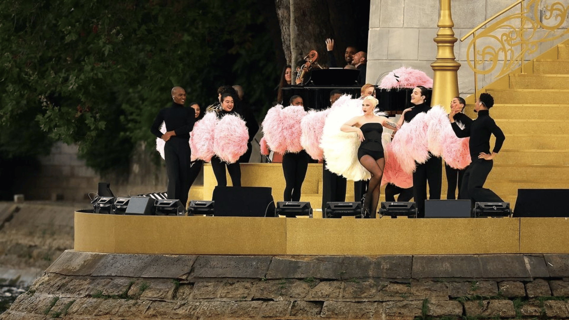 Lady Gaga em show com homenagem a bailarina francesa Zizi Jeanmaire na cerimônia de abertura das Olímpiadas de Paris-2024 | 26.jul.2024/Divulgação